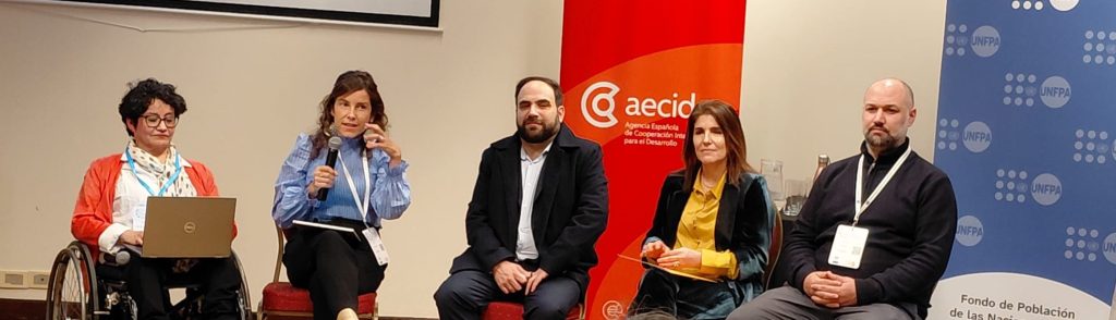 Fotografía panoramica de 5 panelistas del foro.